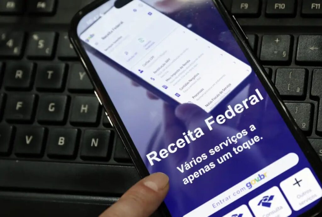 Foto de um celular com o app da Receita Federal aberto
