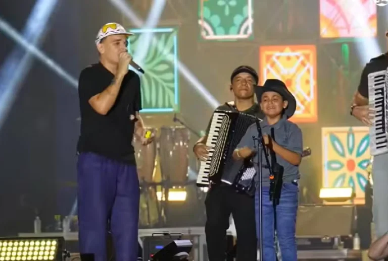 Menino de 9 anos, Marcos Apollo, realizou o sonho de tocar triângulo no palco com João Gomes durante o São João de Santa Luzia, na Paraíba