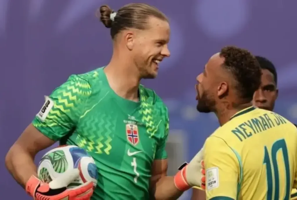 Neymar e o goleiro da Noruega