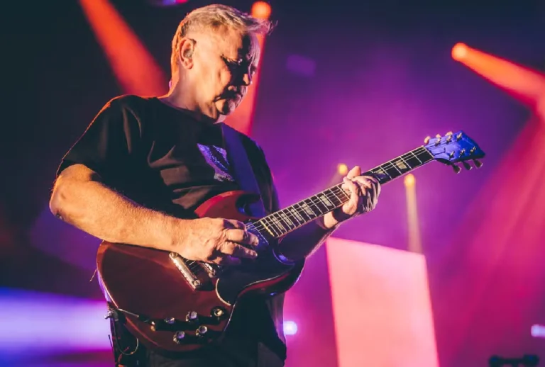 Guitarrista da banda New Order que vai se apresentar em São Paulo