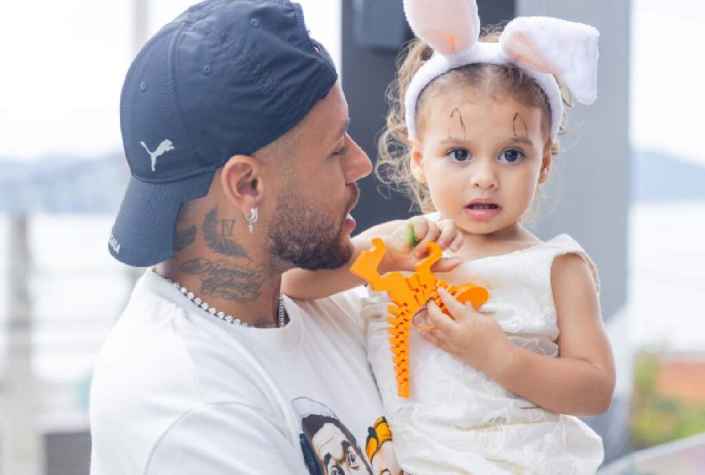 Neymar com Helena no colo