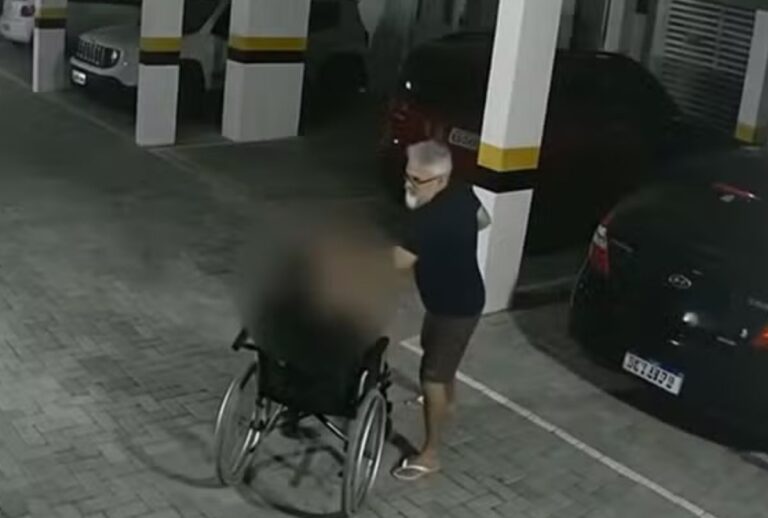 Pai agride filho cadeirante