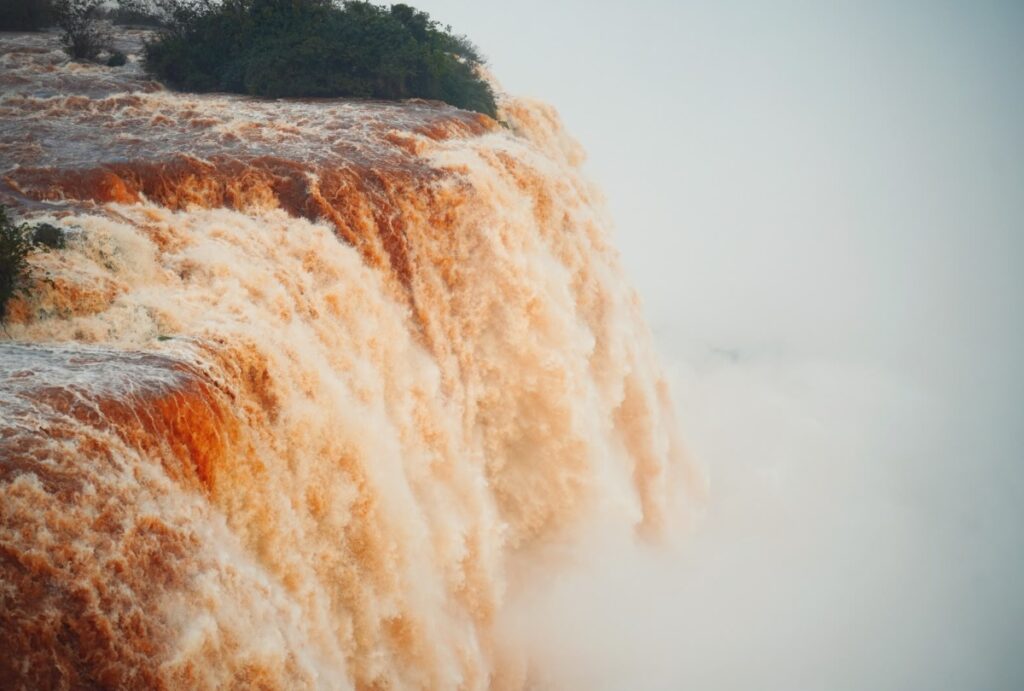 A passarela das Cataratas do Iguaçu foi interditada devido à alta vazão do Rio Iguaçu. Trilha das Cataratas segue aberta aos turistas.