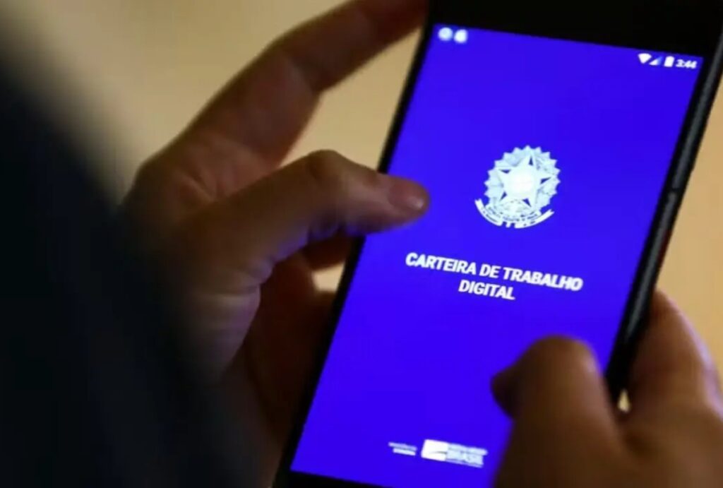 Foto de um celular com o app do Ministério do Trabalho aberto