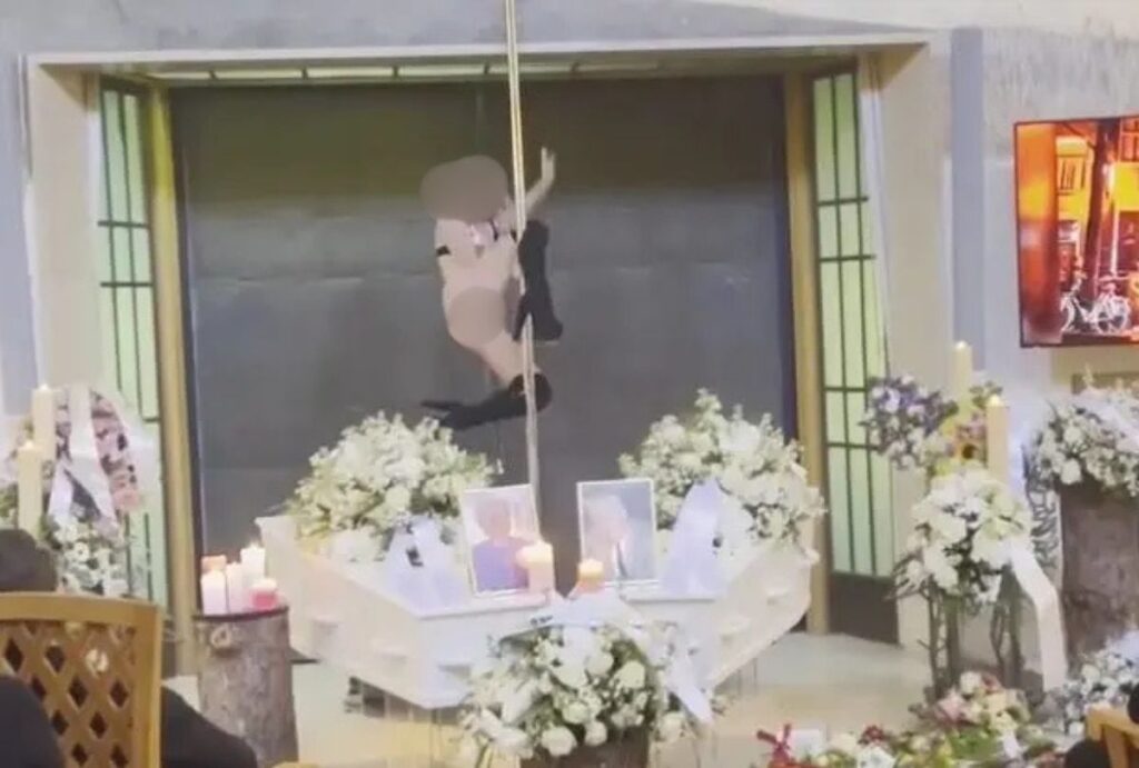 Pole dance no velório