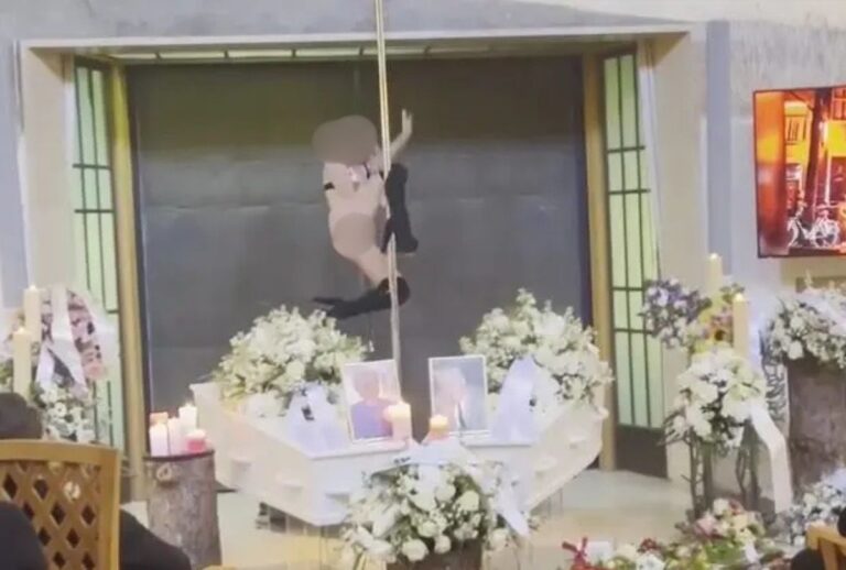 Pole dance no velório