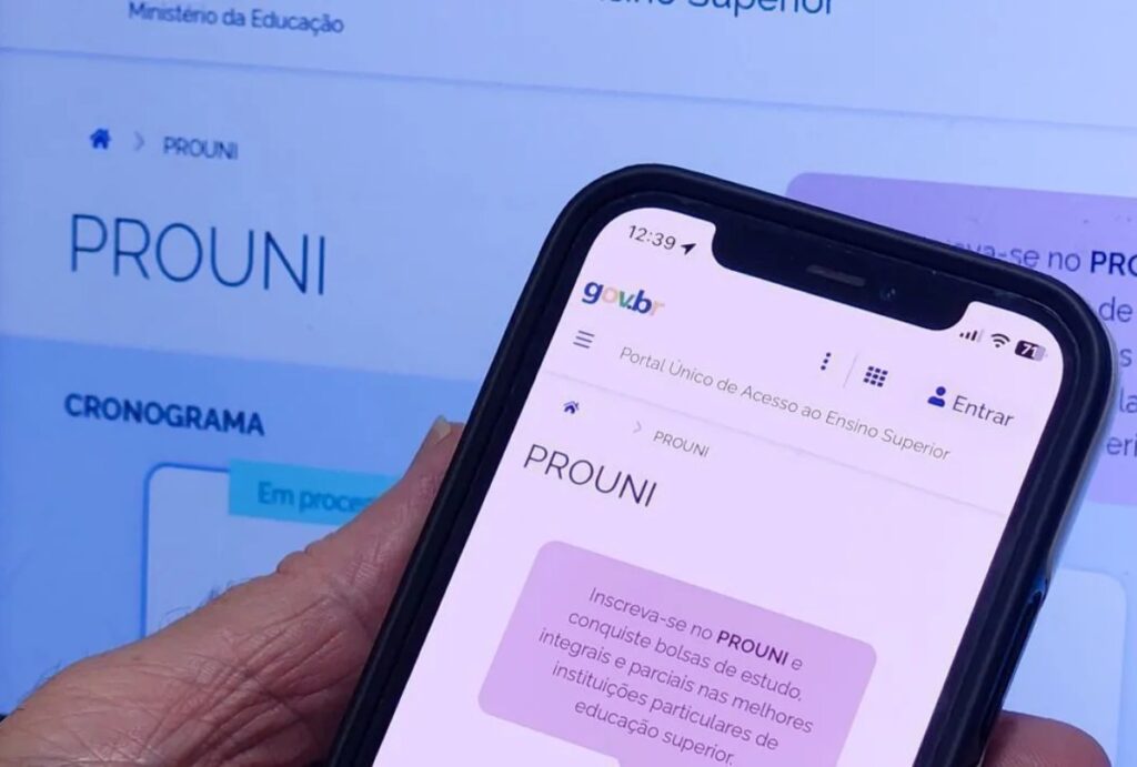 Foto de um celular com o Portal do estudante aberto