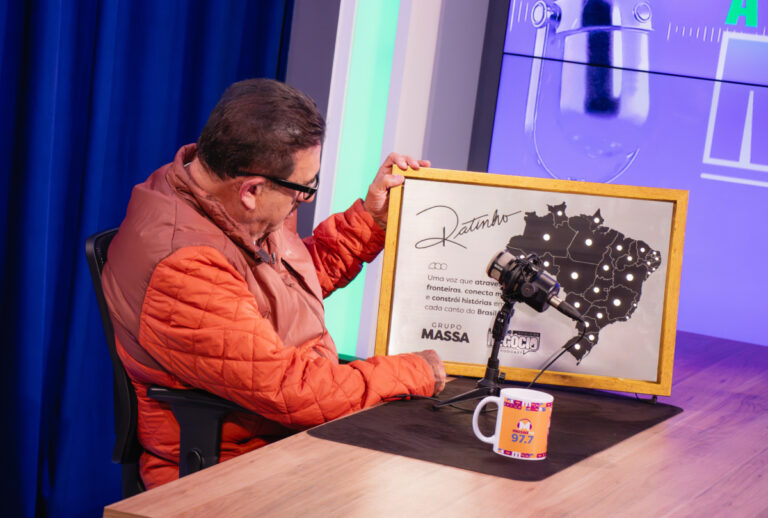 Ratinho ganha presente emocionante no podcast A Cara do Negócio. Veja o significado e os detalhes da homenagem.