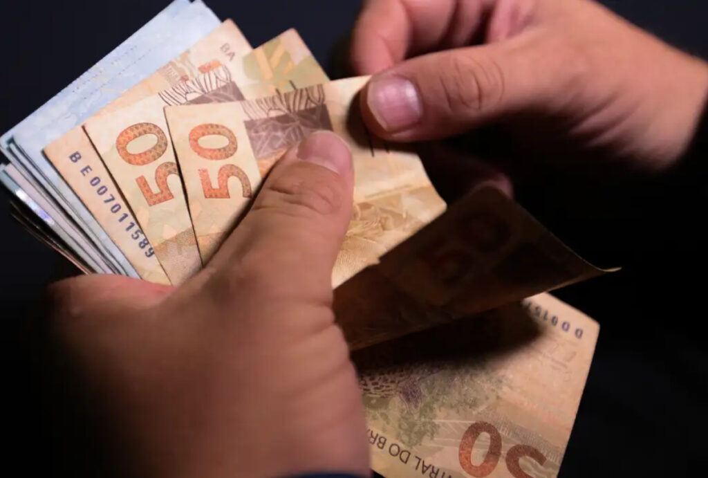Cédulas de dinheiro sendo contadas
