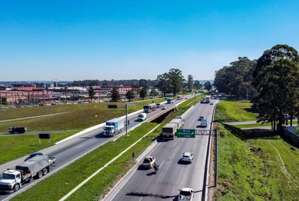 EPR arrematou o trecho da BR-116 entre São Paulo e Curitiba após apresentar um desconto de 22,35% na tarifa básica de pedágio; contrato de 15 anos prevê diversas melhorias