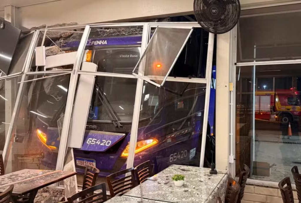 Ônibus invade restaurante