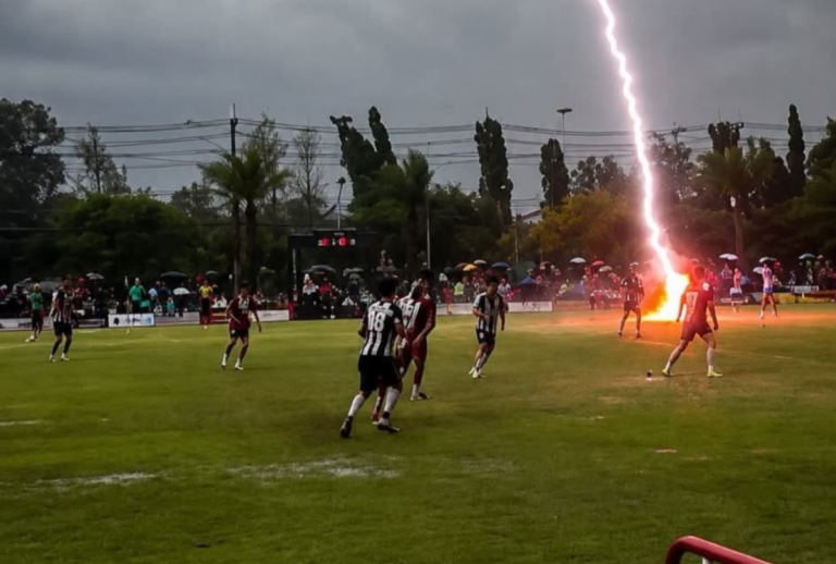 jogador atingido por raio