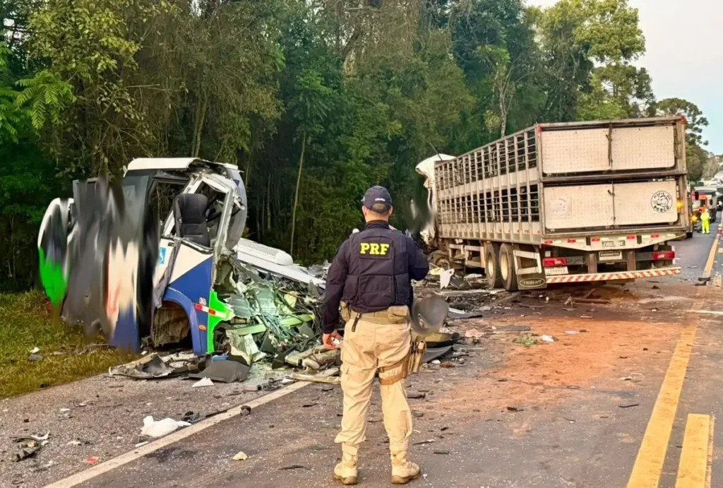 O acidente na BR-373, em Ipiranga, que tirou a vida de 23 pessoas na manhã desta quarta-feira (19), é o mais fatal registrado nas rodovias do Paraná em pelo menos cinco anos. (Foto: PRF)