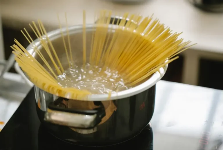 Criança puxa panela com água quente e se queima no Paraná