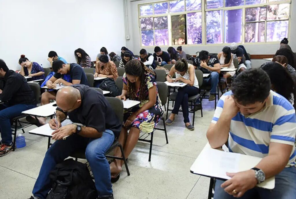 A avaliação gratuita é voltada para quem busca obter o diploma de conclusão do ensino fundamental ou médio
