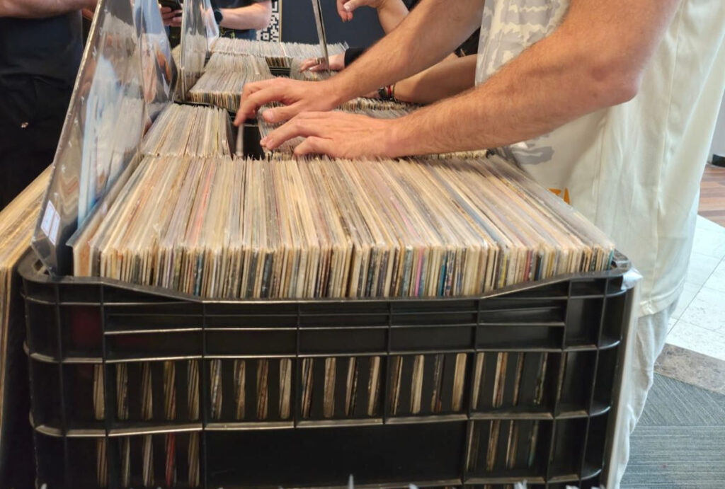8º Encontro de Colecionadores e Feira de Vinil reunirá 10 mil LPs em Curitiba neste sábado (8). Confira horários, atrações e sorteios.