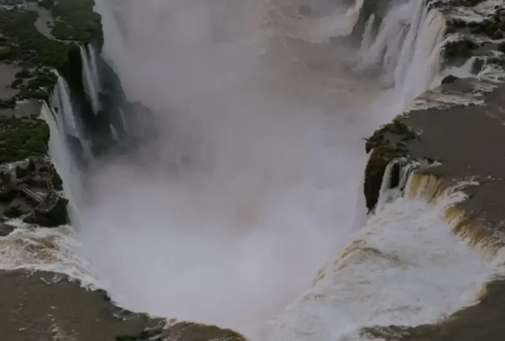 O Parque Nacional Iguazú, na Argentina, informou que vai desmontar temporariamente a passarela da Garganta do Diabo a partir desta segunda-feira (3).