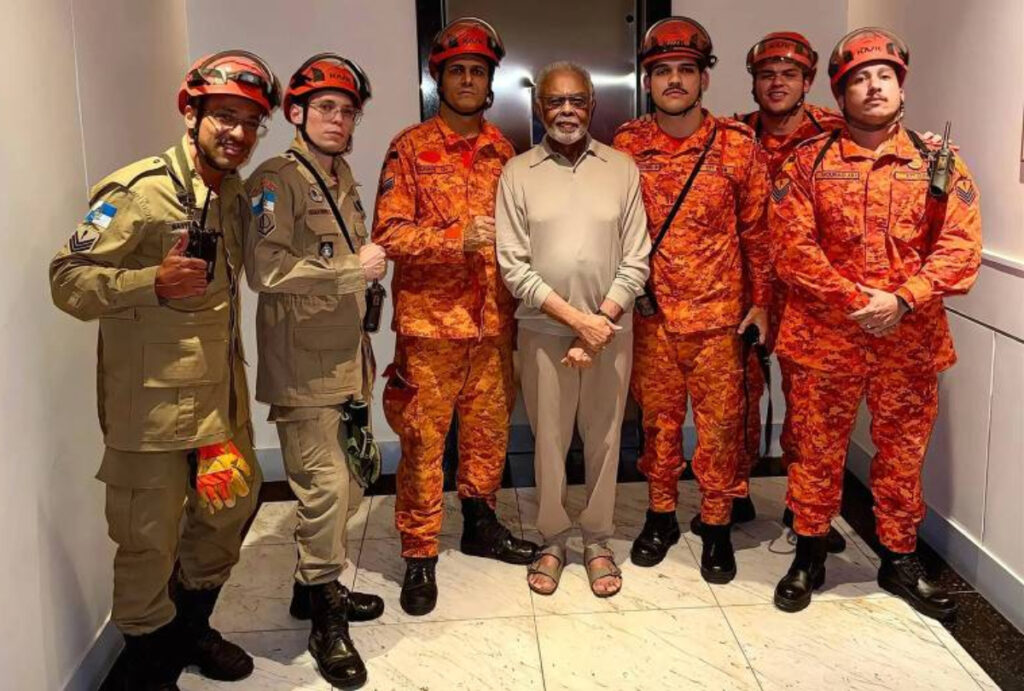 Gilberto Gil é resgatado por bombeiros após ficar preso em elevador no Edifício Chopin, em Copacabana. Cantor agradeceu com 'Aquele abraço'.