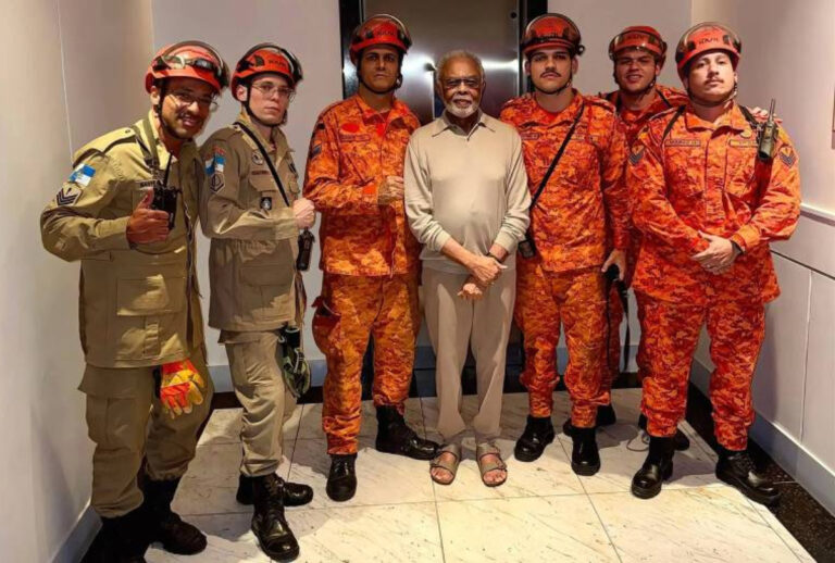 Gilberto Gil é resgatado por bombeiros após ficar preso em elevador no Edifício Chopin, em Copacabana. Cantor agradeceu com 'Aquele abraço'.