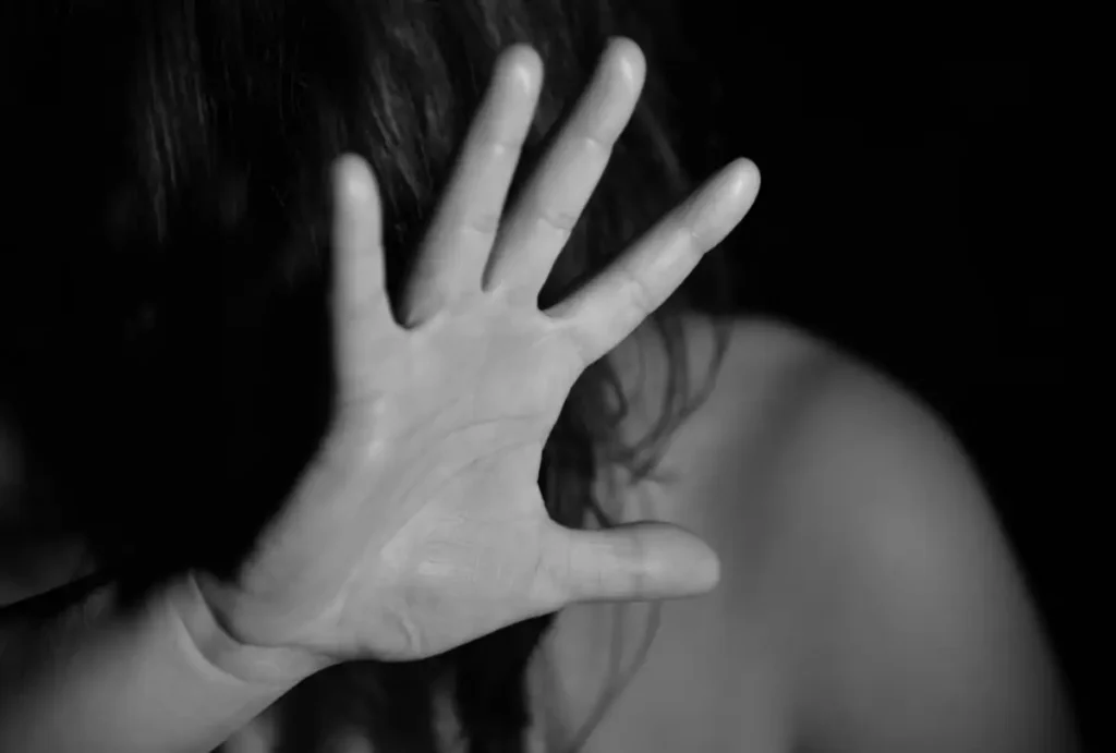 A mulher sofreu abuso dentro da própria casa