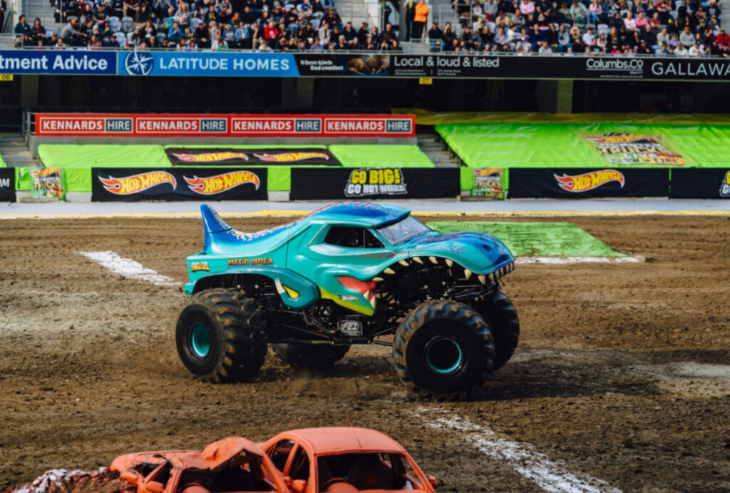 O Hot Wheels Monster Trucks estreia no Brasil em agosto. Com ingressos esgotados em Curitiba, evento passa por SP e Brasília.