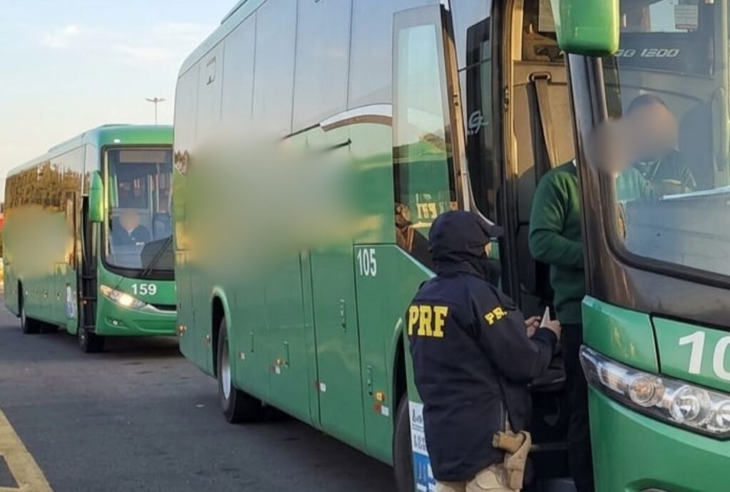 Idoso preso em ônibus