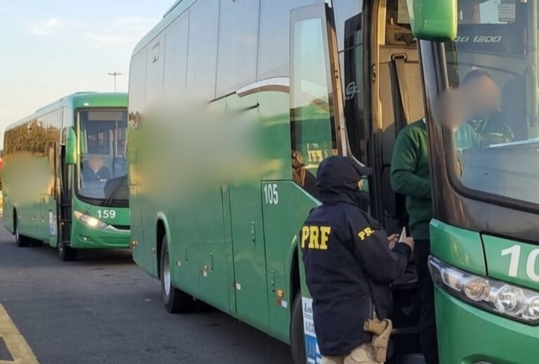 Idoso preso em ônibus
