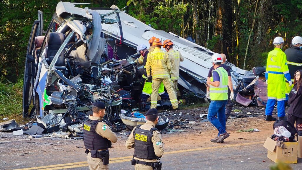 ônibus de Imbituva destruído em acidente