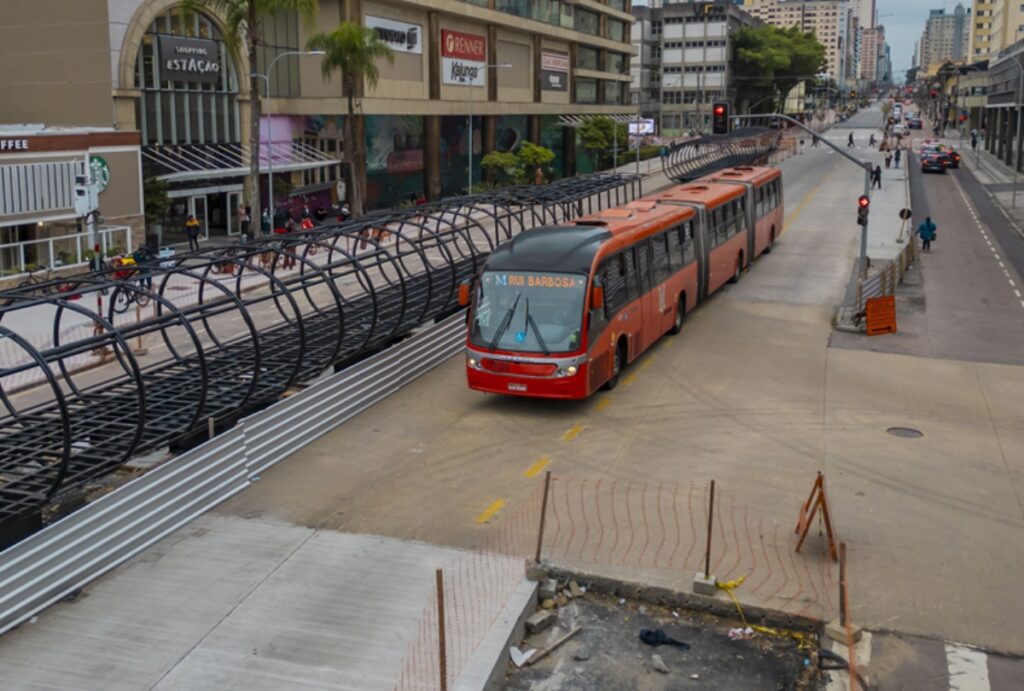 Maior estação-tubo de Curitiba, na Praça Eufrásio Correia, entra em nova fase com montagem de megaestrutura do BRT Leste-Oeste. Veja detalhes da operação.