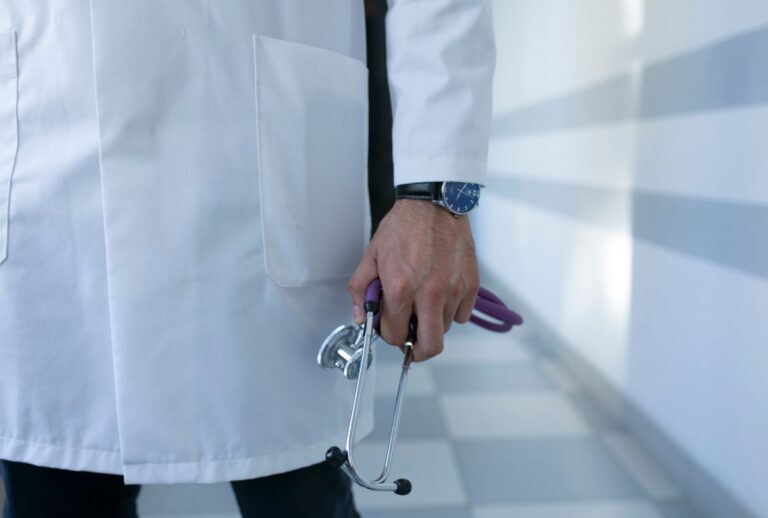 Médico preso