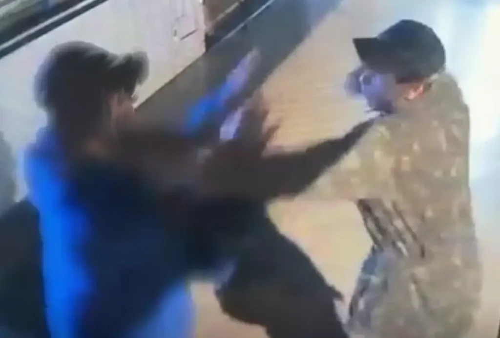 Homem em situação de rua agride zelador de prédio a pauladas