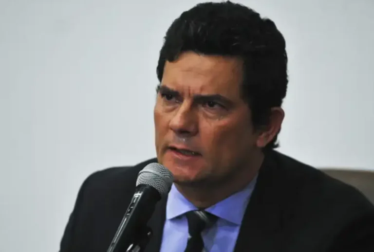 Moro descumpre lei eleitoral e leva multa