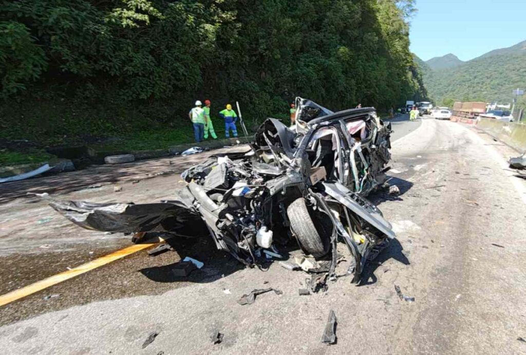 Carro destruído em acidente na BR-277