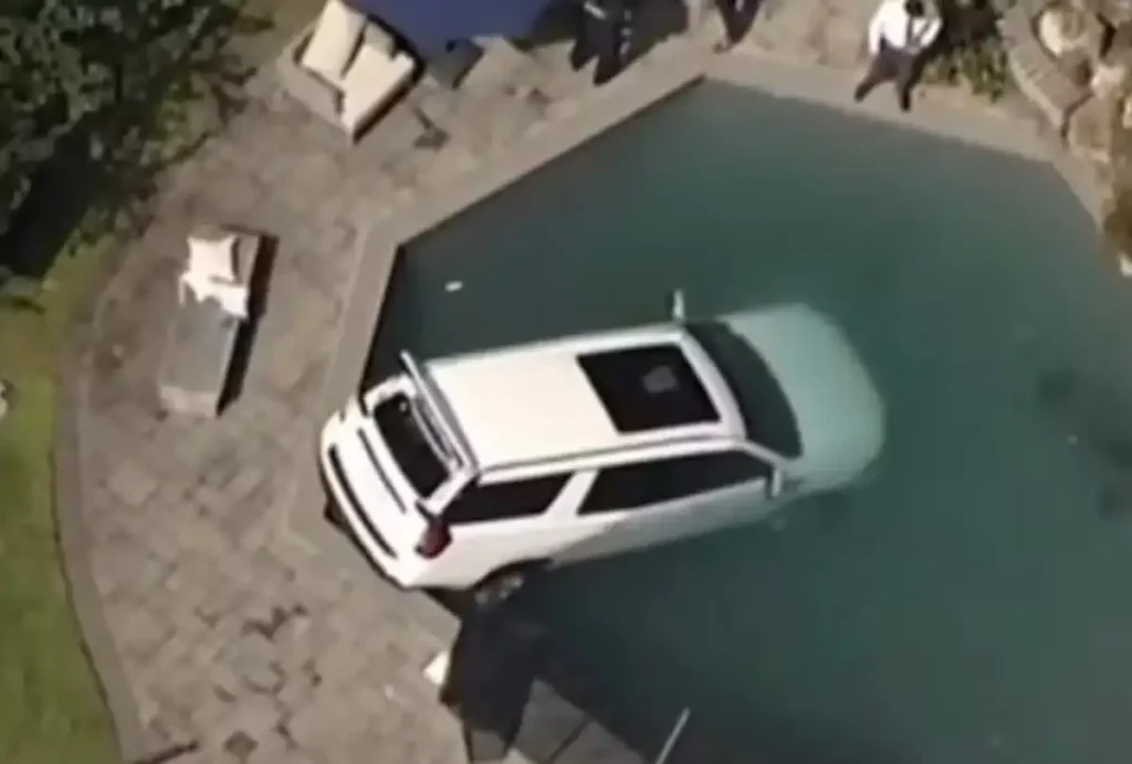 Carro dentro de piscina
