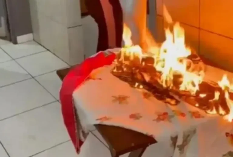 Uma mulher foi presa na segunda-feira (24) após esfaquear o ex-namorado e atear fogo na própria casa, em Ceilândia, no Distrito Federal.