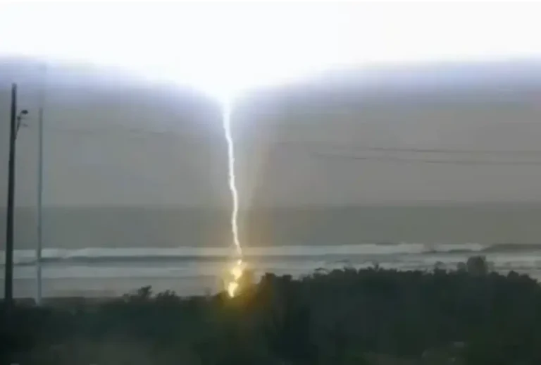 Raio atinge mulher na praia