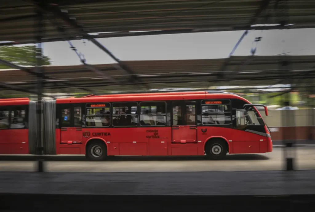 O edital da nova concessão do transporte público de Curitiba foi publicada pela Prefeitura na quarta-feira (19)