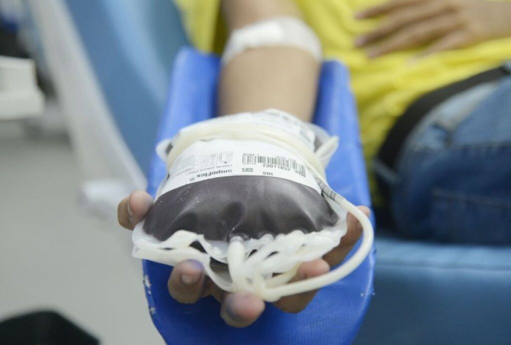 Ministério da Saúde altera regras para doação de sangue no Brasil: prazo para tatuagem cai e doação após os 70 anos é liberada. Confira.