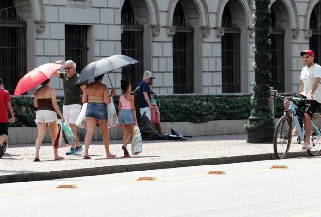Inmet alerta para onda de calor e baixa umidade do ar no Centro-Oeste, Sudeste e Norte. Região Sul tem alerta laranja para tempestades e ventos fortes.