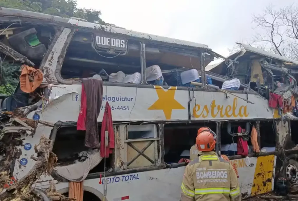 Ônibus tombou em petrópolis