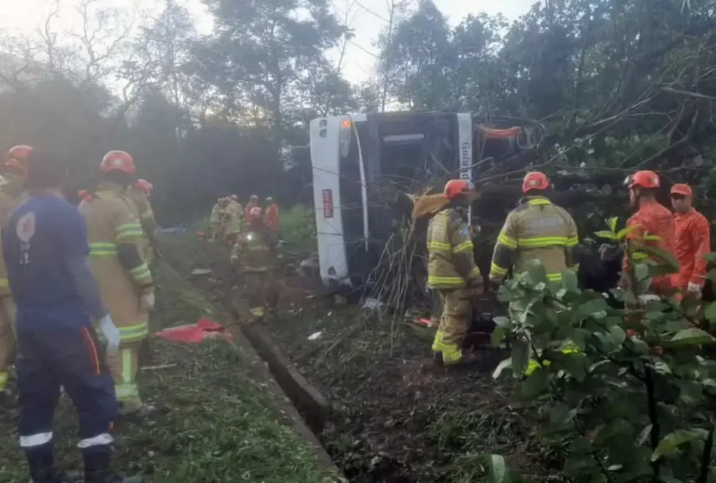 Ônibus tombou em Petrópolis