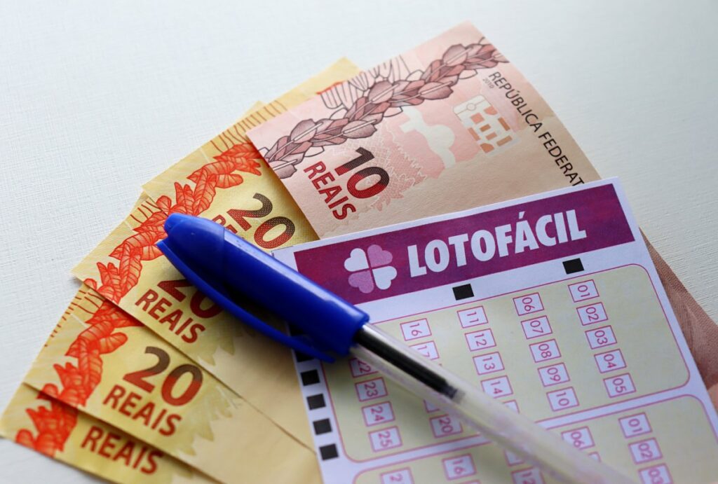 Confira o resultado da Lotofácil 3767 de hoje (20/08/2026), veja as dezenas sorteadas, prêmio estimado em R$ 2 milhões e quando será o próximo sorteio.