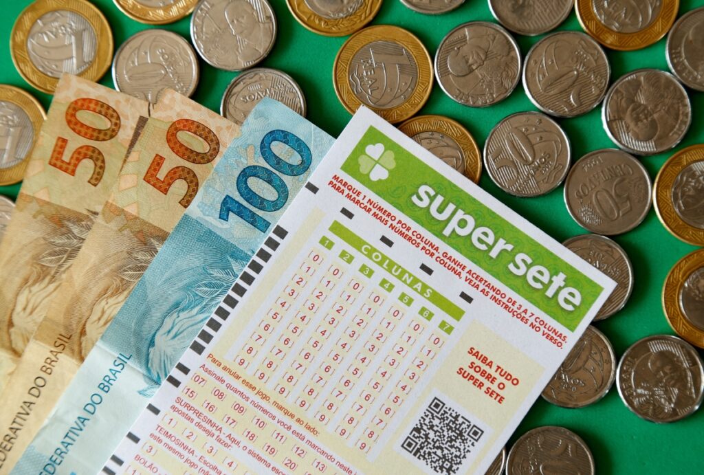 Confira o resultado do Super Sete 886 de hoje (14/08/2026), veja as dezenas sorteadas, prêmio acumulado de R$ 5,4 milhões e quando será o próximo sorteio.