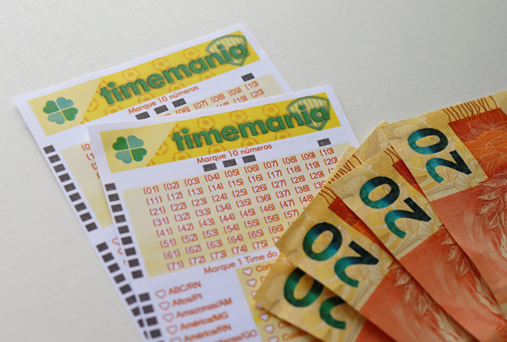 O resultado da Timemania 2424 foi divulgado nesta terça-feira (4) pela Caixa Econômica Federal. O concurso teve prêmio estimado em R$ 6,3 milhões para quem acertasse as 7 dezenas. O sorteio da Timemania aconteceu no Espaço da Sorte, em São Paulo, com transmissão ao vivo pelo canal oficial da Caixa no YouTube.