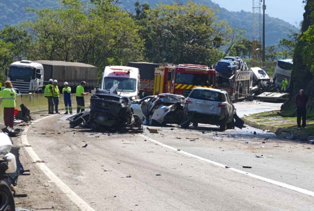 Carros destruídos em acidente na BR-277