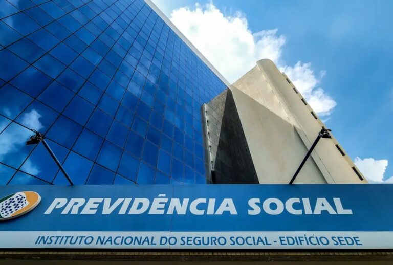 INSS inicia o pagamento dos benefícios de agosto nesta terça-feira (25). Confira o calendário completo de saques.