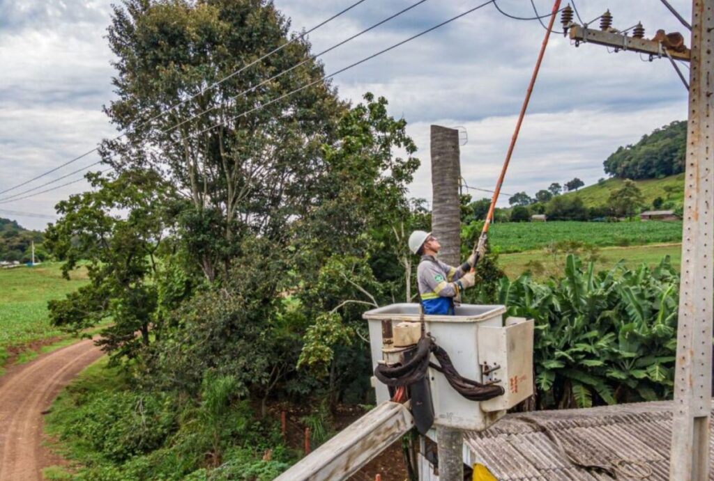 A Copel orienta os clientes que mantenham distância de locais onde haja fios caídos ou postes quebrados.