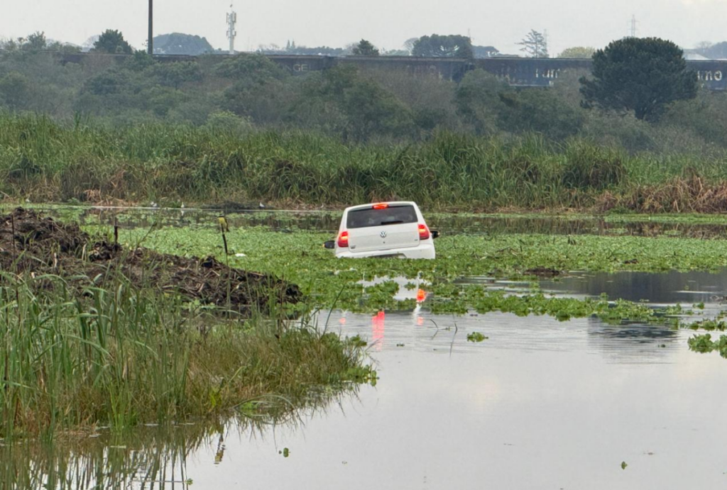 carro no parque náutico