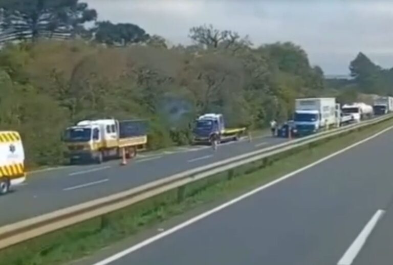 A batida ocorreu no quilômetro 538 da BR-376, na pista sentido sul.