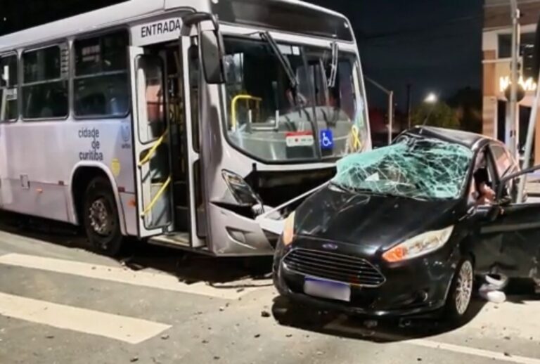 Acidente entre ônibus e carro na Avenida República Argentina